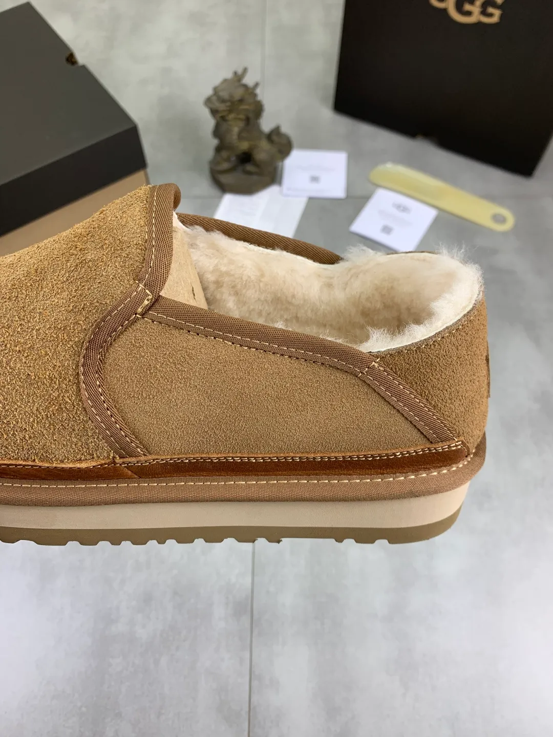 Men's men's shoes 💰P480 New top version UGG 2025 autumn and winter new high-top casual shoes new series Ansley Mules Fashionable and comfortable shallow flat slip-on casual loafers ✨ Classic suede cowhide with 10mm wool lining Insole suede collar Soft and comfortable ❤️ Decorated with UGG classic heat embossed brand logo on the back side Full texture Lightweight rubber sole Anti-slip, wear-resistant and comfortable Color: Black Brown Size: 39-45